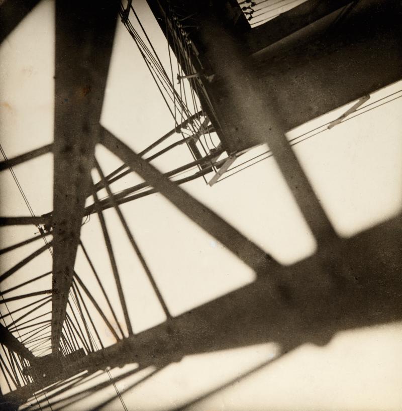 JAROSLAV RÖSSLER (1902–1990) ‘Konstrukce’ (Eiffel Tower), 1928 Vintage silver print 22,4x22cm Signed and dated by the photographer in ink on the reverse, photographer's Praha studio stamp on the reverse, traces of retouche Schätzpreis 20.000–25.000 Euro © WestLicht Photo Auction