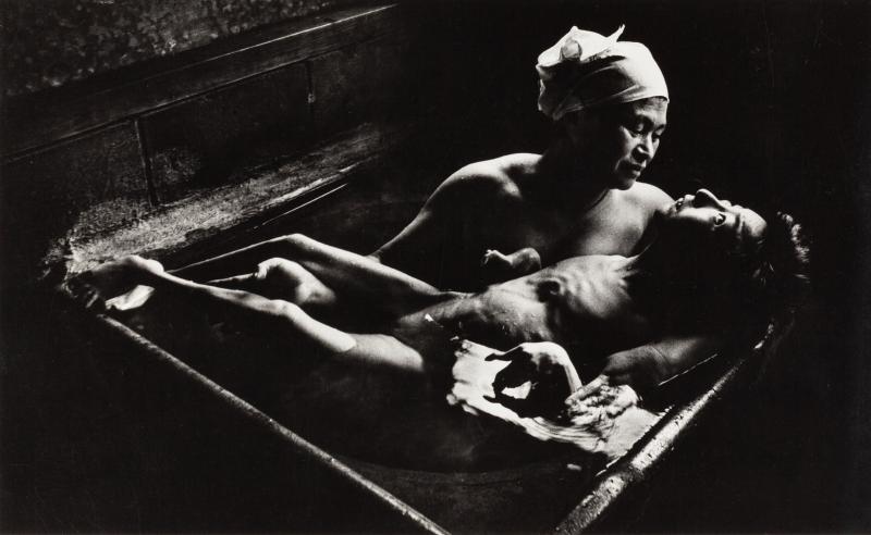 W. EUGENE SMITH (1918–1978) ‘Tomoko Uemura in her bath’, Minamata, Japan 1972 Vintage silver print 15x24,5cm Photographer's distribution stamp and address stamp on the reverse Schätzpreis 5.000–6.000 Euro © WestLicht Photo Auction