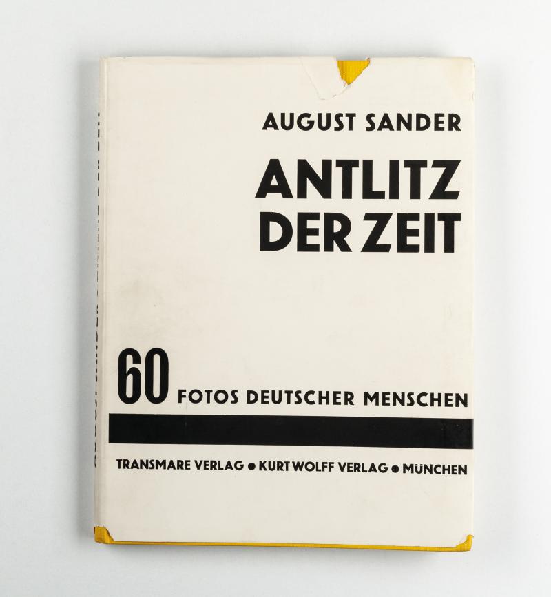 AUGUST SANDER (1876–1964) ‘Antlitz der Zeit’ München, Transmare Verlag / Kurt Wolff Verlag, 1929 Hardcover, yellow cloth bound with original dust jacket and original cardboard slipcase, including publisher's subscription page loosely inserted and small advertising brochure (6 pages, including 3 photos from the book), 22 x 29 cm, 60 pages, foreword by Alfred Döblin. In this study, containing 60 images, Sander captured the multifaceted nature of the German people Schätzpreis 14.000–16.000 Euro © W