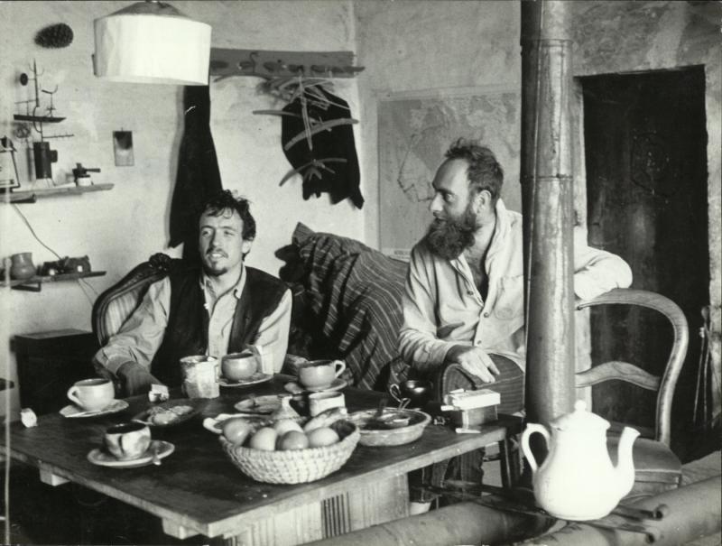 Arik Brauer mit Friedensreich Hundertwasser in dessen Bauernhaus in La Picaudière, Normandie, 1963 © Privatbesitz Arik Brauer