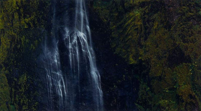 Axel Hütte Seljalandsfoss, Iceland Waterfall #2, 2002 C-Print, 105,7 x 187,5 cm Aus einer Auflage von 4 Exemplaren Schätzpreis: € 15.000 – 20.000 Lot 903 / Auktion 1135 Zeitgenössische Kunst + Photographie