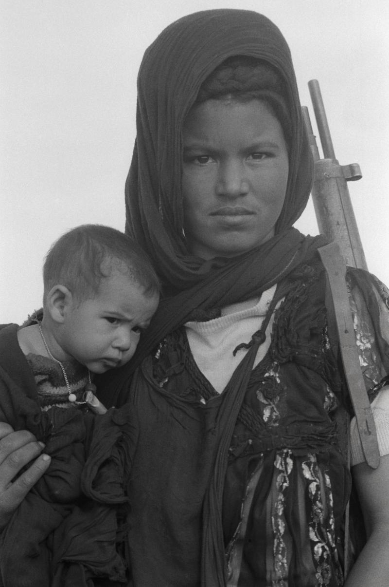 Christine Spengler Nouenna, eine Kämpferin der Volksfront Polisario; Westsahara, 1976 Silbergelatineabzug 50 x 60 cm © Christine Spengler, Paris