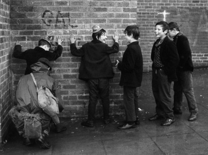 Christine Spengler Karneval in Belfast, Nordirland, 1972 Silbergelatineabzug 75 x 110 cm © Christine Spengler, Paris