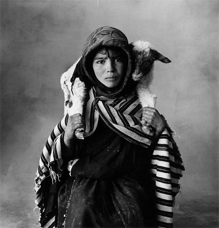 Irving Penn (Plainfield/New Jersey 1917 – 2009 New York) „Young Berber Shepherdess, Morocco“. 1971 Schätzpreis:	50.000 - 70.000 EUR