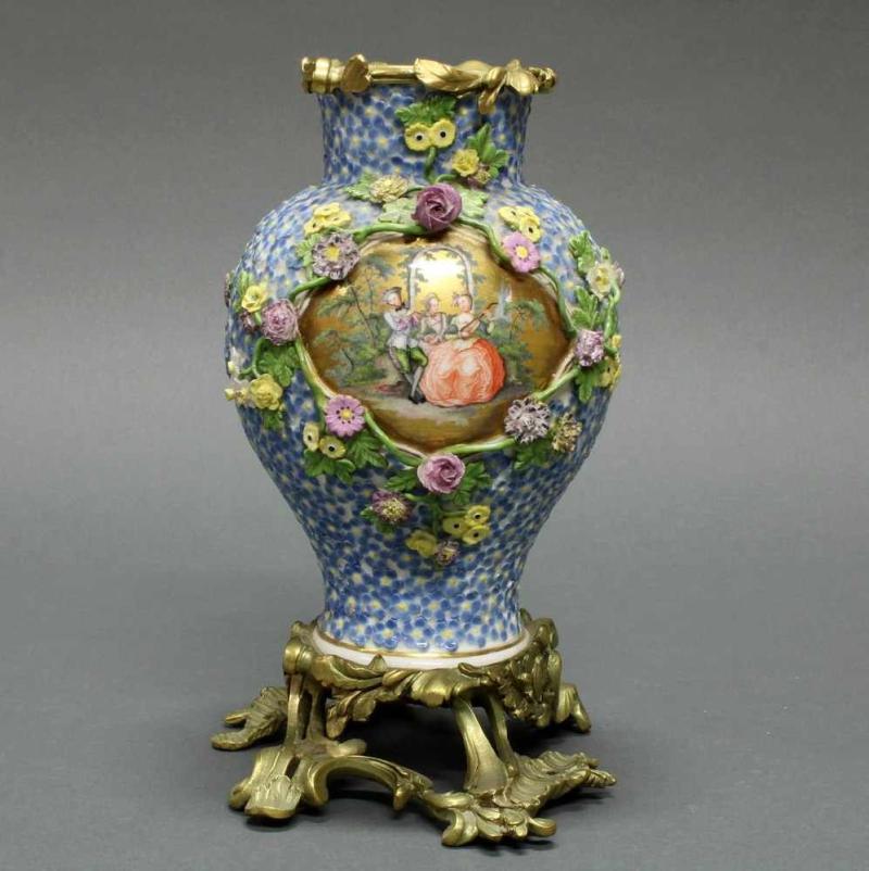 Vase, Meissen, Schwertermarke, um 1750, Balusterform, beidseitig je eine Reserve mit galanter Szene in Lupenmalerei auf Goldgrund Mindestpreis:	1.200 EUR