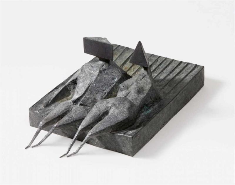 Lynn Chadwick Two lying figures on base Bronze mit schwarz-grüner Patina. 25 x 34,5 x 48 cm. Schätzpreis:	50.000 - 60.000 EUR