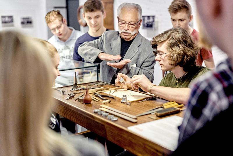 Am Uhrmachertisch sein Können testen © René Gaens