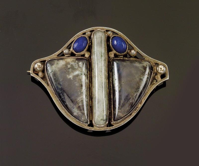 Josef Hoffmann Brosche, Auftraggeber Fritz Wärndorfer, Wiener Werkstätte, 21. Juli 1904, Silber, Lapislazuli, Labradorit, 3,7 x 2,8 cm, Einzelexemplar, ehemals im Besitz von Emilie Flöge, Schätzwert € 30.000 - 50.000