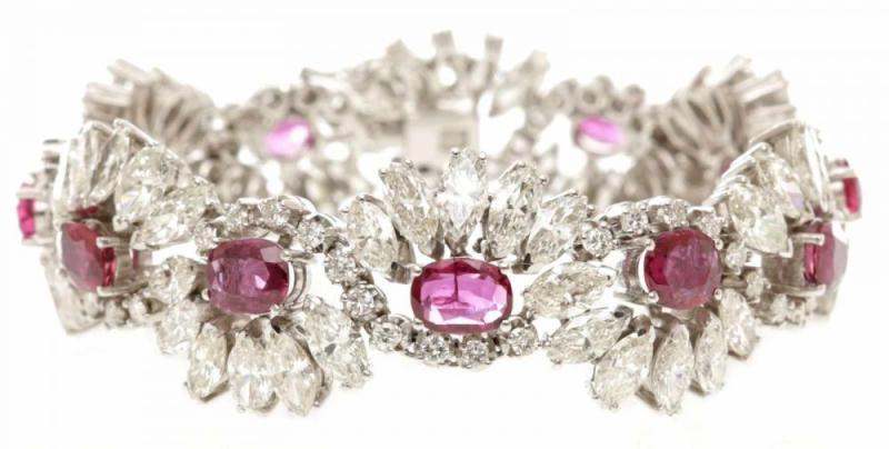 Gr. Rubin-Diamant-Armband 750/-WG, 21.Jh. Floral gestaltetes, wellenförmiges Band Aufrufpreis:	40.000 EUR