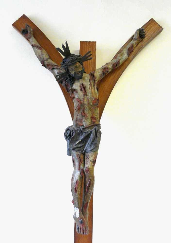 Gabelkreuz - Crucifixus Dolorosus In der Tradition der gotischen Pestkreuze stehendes Kruzifix,Holz, vollplastisch geschnitzt, Corpus Christi im Dreinagel-Typus an Y-förmigem Kreuz, wohl um 1700 Mindestpreis:	750 EUR