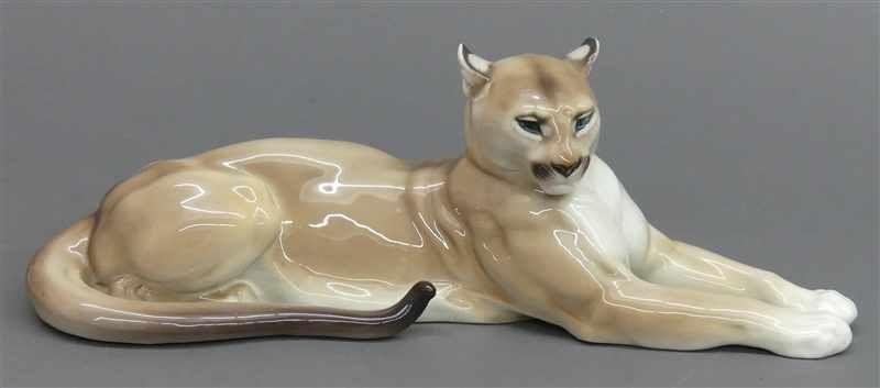 Porzellanskulptur Manufaktur Nymphenburg, Silberlöwe (Puma), bemalt, brauntönig, Entwurf Theodor Kärner, Mod. Nr. 560/5, Pressmarke, l 40 cm Mindestpreis:	1.500 EUR