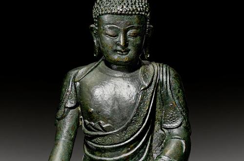 BUDDHA SHAKYAMUNI China, Ming-Dynastie. Datiert Chenghua 6 (1470), H 41 cm. Ergebnis: CHF 98 000