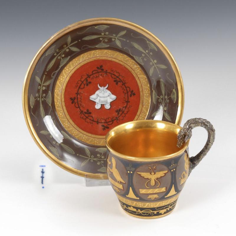 Tasse im etruskischen Stil, KPM BERLIN. A Early 19th Century KPM Berlin Cup with Decorations in the Etruscan Style. 1813 or later, small firing crack at the mouth, restoration at the saucer. Zuschlagspreis:	2.800 EUR