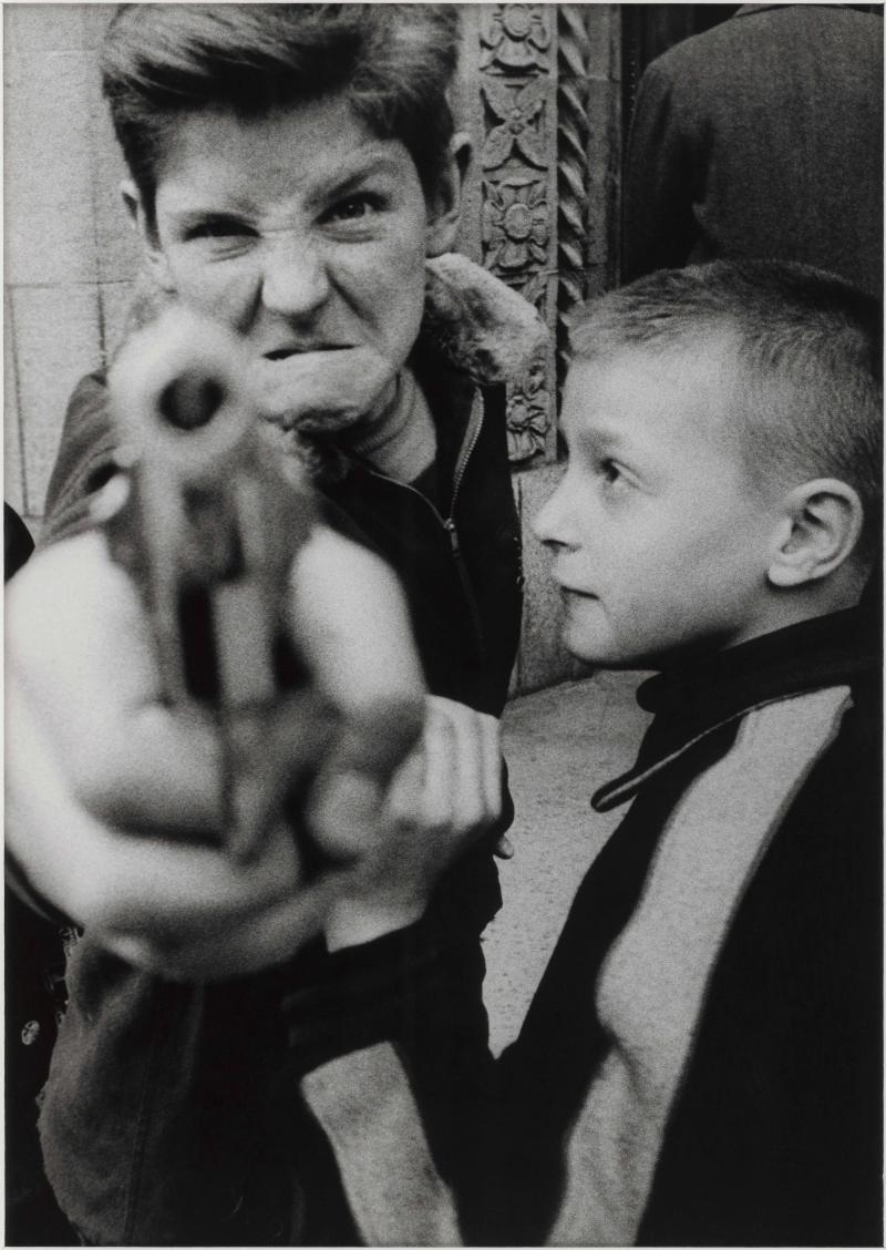 William Klein: Gun 1, New York, 1955 William Klein: Gun 1, New York, 1955 © William Klein Herunterladen