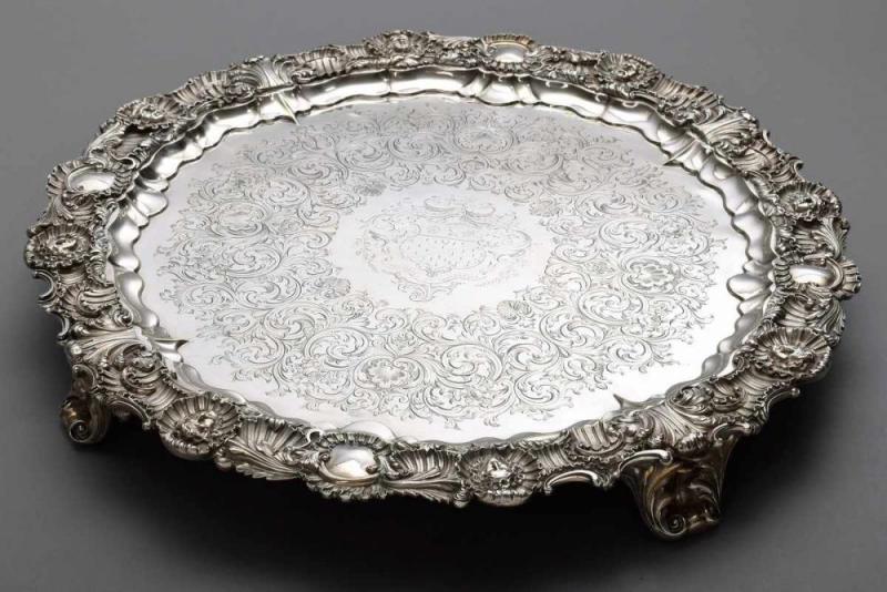 Bedeutender Salver mit halbplastischem Mascaron- und Muschelfries Aufrufpreis:	5.000 EUR