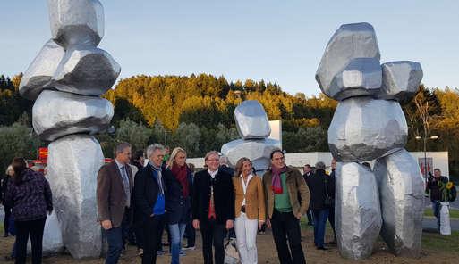 Bei der Eröffnung in Wies, v. l. n. r.: Josef Waltl (Bürgermeister von Wies), Karl Posch (Kulturinitiative Kürbis Wies), Daniela List (Abgeordnete zum Nationalrat), Hubert Koller (Vizepräsident des Bundesrates), Elisabeth Fiedler (Leiterin des Instituts für Kunst im öffentlichen Raum) und Künstler Joep van Lieshout, Foto: P. Schilcher