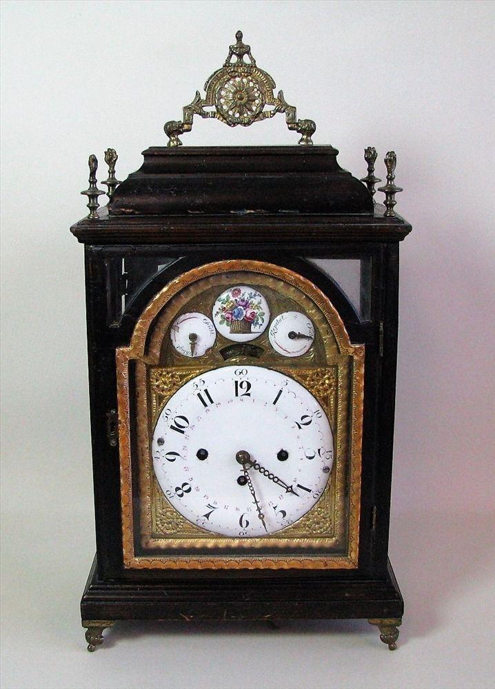 Bracket Clock, England, um 1800, Hinterzappler, Emailzifferblätter, Doppelschlagwerk, Repetition auf Anfrage, Metallmonturen, Schlüssel vorhanden, eine Glocke besch., Weichholzgehäuse rest. (alt), 58 x 31 x 16 cm. Aufrufpreis:	450 EUR