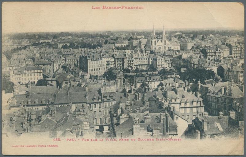 ((Bild Picasso-PK Bildseite; Bildnachweis: Auktionshaus Gärtner)): Blick auf die Stadt Pau am Fuße der französischen Pyrenäen: Dies ist die Bildseite der  Ansichtskarte, die Pablo Picasso am 5. September 1918 an seinen Freund Guillaume Apollinaire schickte.