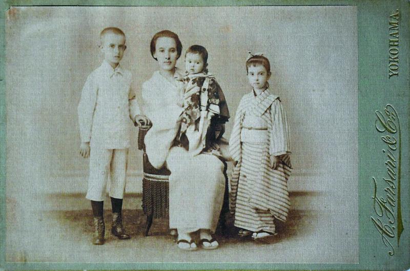 Tori Tanabe mit ihren drei Kindern, rechts Anna im Kimono.