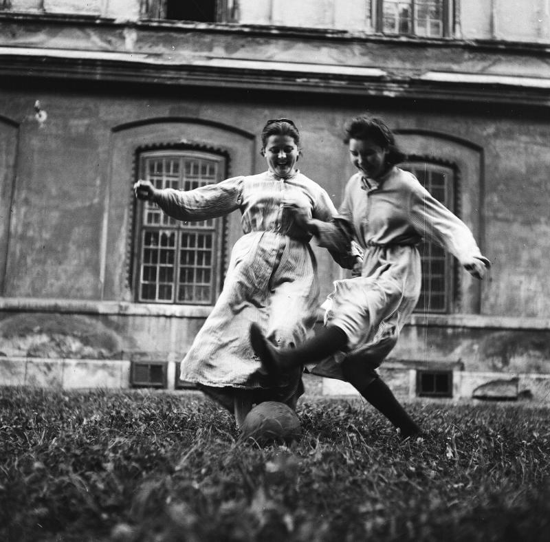 Schwestern des von den Amerikanern unterstützten Kinderheims „Am Himmel“ beim Fußballspiel. 1952 – © Okamoto / ÖNB