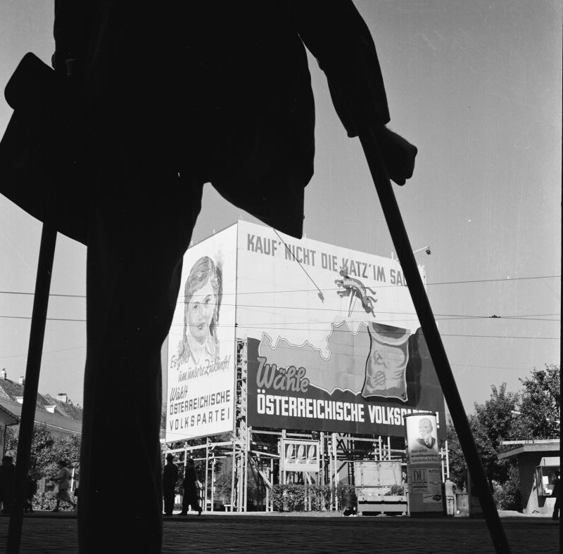 Ein Kriegsversehrter betrachtet das Wahlplakat der ÖVP zu den Nationalratswahlen 1949. Wien 1949 – © Okamoto / ÖNB