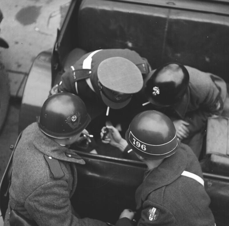 Alliierte Militärpolizei bei einer Zigarettenpause. Um 1950 – © Okamoto / ÖNB