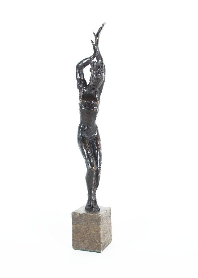 Renée Sintenis Daphne 1917 (Kleine Daphne) Bronze; H 29,5 cm; bezeichnet "RS" Schätzpreis:	12.000 - 15.000 EUR