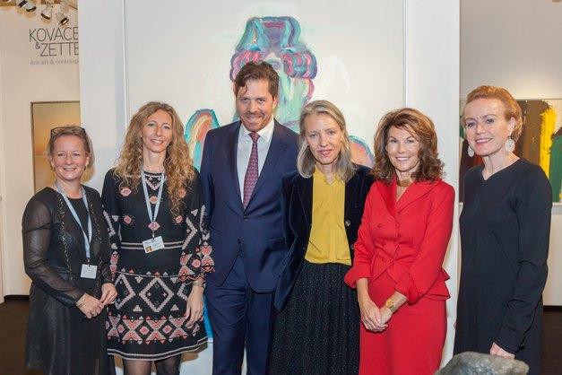 v.l.n.r.: Die Kunsthändlerinnen Claudia Kovacek-Longin und Sophie Zetter-Schwaiger, Daniel Serafin, Stella Rollig, Brigitte Bierlein, Alexandra Graski-Hoffmann vor Maria Lassnigs Gemälde „Le jeu du destin“ von 1999.