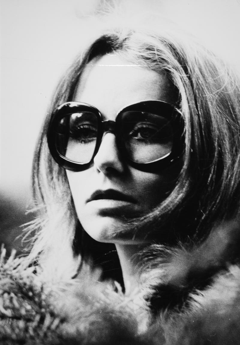 Modell mit Brille aus der Serie Darling, c. 1967