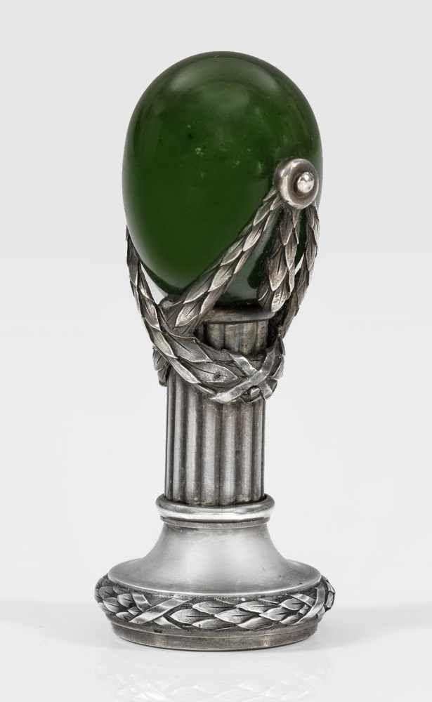 Fabergé-Tischsiegel in Holzschatulle. Silber und Nephrit., Mindestpreis:	9.000 EUR