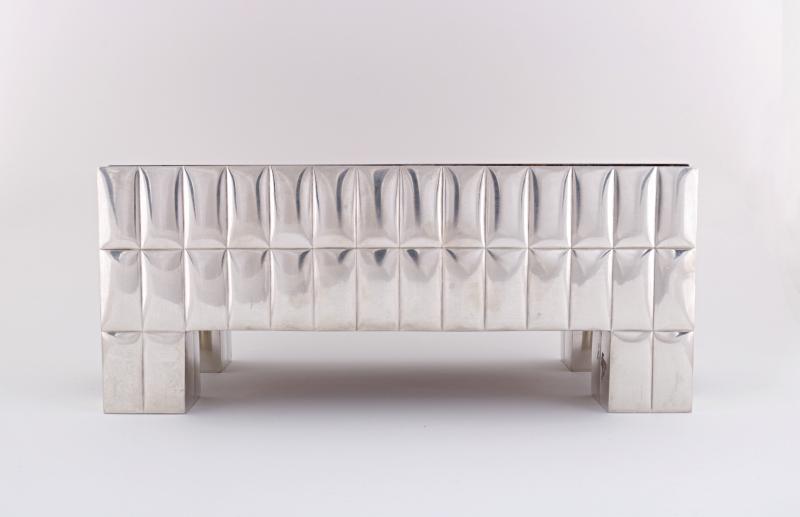 Josef Hoffmann, Tafelaufsatz aus Silber, Präsentation auf der Anrichte mit Tafelservice anlässlich der Ausstellung „Der gedeckte Tisch“, 1906, Schätzwert € 40.000 - 80.000