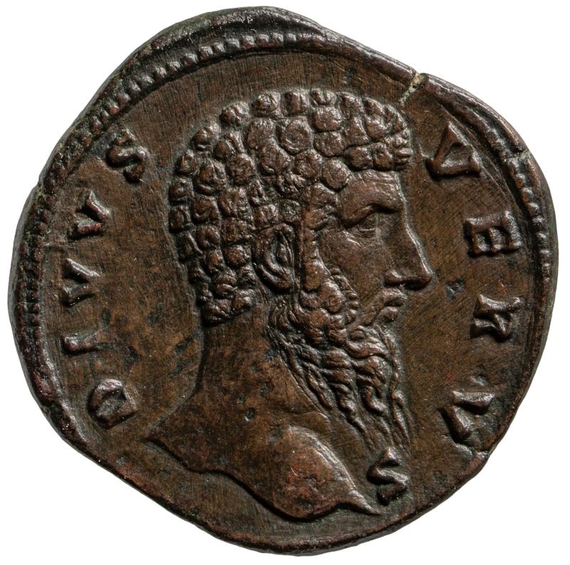 Abb. 3 Divus Lucius Verus Vs.: Büste des verstorbenen Lucius Verus Rs.: Scheiterhaufen (auf dem der Leichnam des Lucius Verus eingeäschert wurde) Sesterz (Messing), geprägt 169 n. Chr. in Rom unter Marcus Aurelius © KHM-Museumsverband