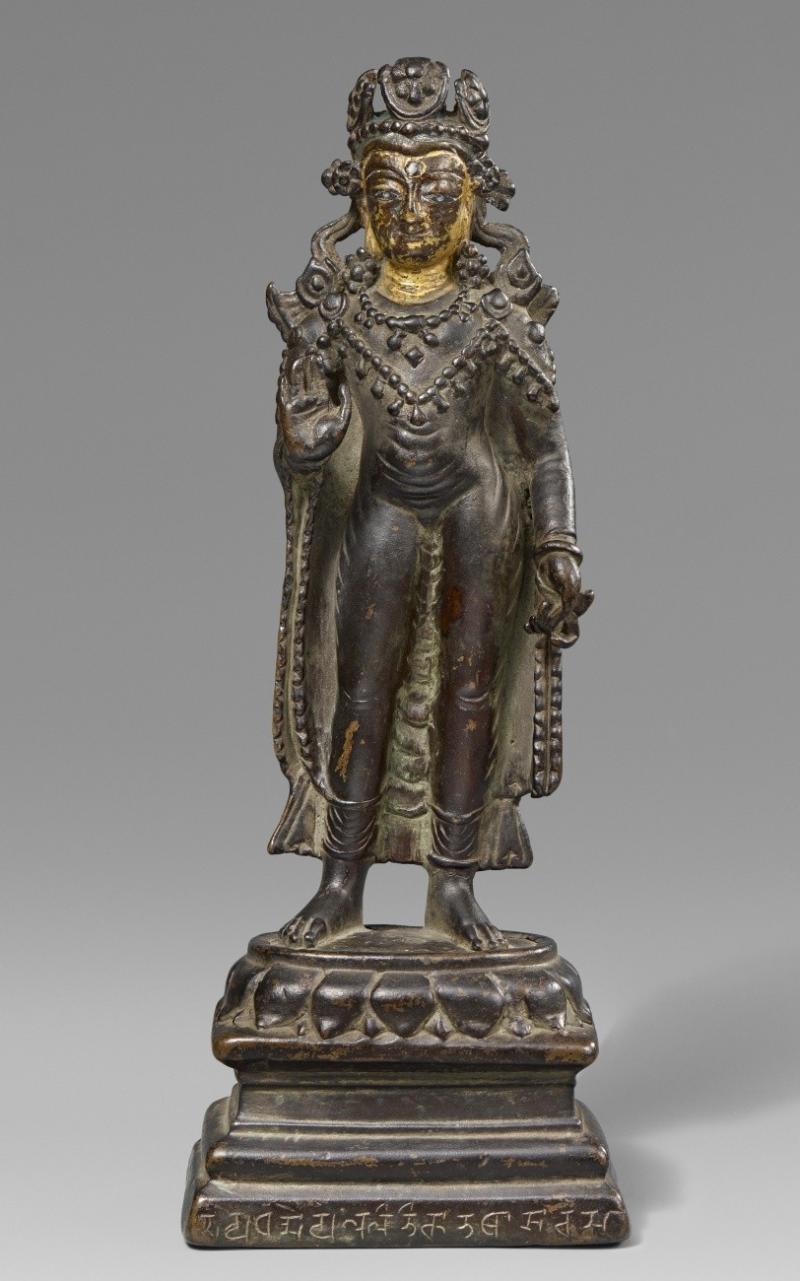 Nr. 394 442 Seltene Figur des bekrönten Buddha Kaschmir oder Westtibet, 9./10. Jh. Dunkelpatinierte Bronze mit Silbereinlagen, H 22,3 cm Schätzpreis: € 10.000 – 15.000,- Ergebnis: € 149.000,-