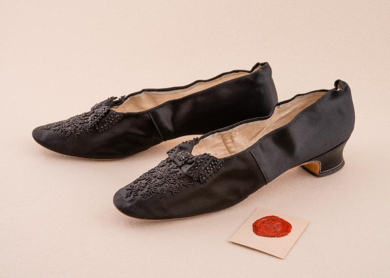 Satinschuhe der Kaiserin Elisabeth aus schwarzer Seide mit Perlenstickerei und Maschendekoration © SKB_A. E. Koller