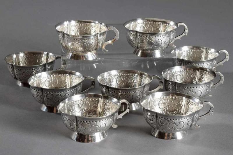 9 Russische Wodkatassen mit floralem Reliefdekor, MZ: "А.д", Beschaumeister "I.C", Moskau 1771/74, Silber, 324g, H. 3cm Aufrufpreis:	1.000 EUR