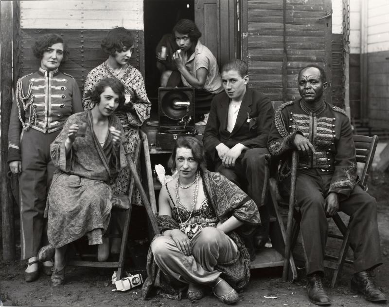 AUGUST SANDER (1876–1964) Zirkusgruppe, Cologne 1924 © WestLicht Photo Auction Gelatin silver print, large format print, printed in 1990 by Gerd Sander, 47 x 60 cm With the blindstamp ‘Aug. Sander Köln Lindenthal’ lower left, signed and dated by Gerd Sander in pencil on the reverse, stamped ‘August Sander Menschen des 20. Jahrhunderts [..]’ with handwritten captions on the reverse, edition no. 8/12. Startpreis: 5.000 € / Schätzpreis: 10.000–12.000 €