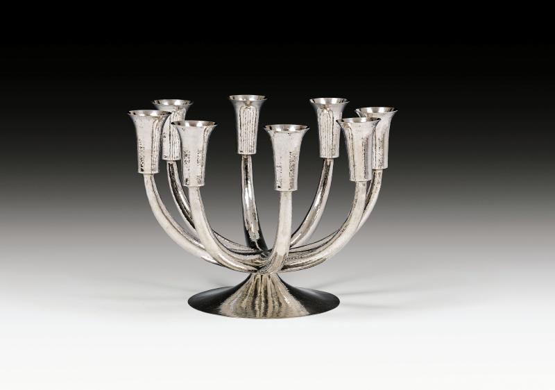 Josef Hoffmann Girandole achtflammig, Entwurf vor 1924, Ausführung Wiener Werkstätte, Modellnummer S di 39, Silber, getrieben, leichter Hammerschlagdekor, Marken: WIENER/ WERK/STÄTTE, Monogramm JH, 800, MADE/ IN/ AUSTRIA, Wiedehopfpunze, an allen acht Tüllen gemarkt: Wiedehopfpunze, WW und unleserliche Marke, H: 20,5 cm Foto: Galerie bei der Albertina ▪ Zetter