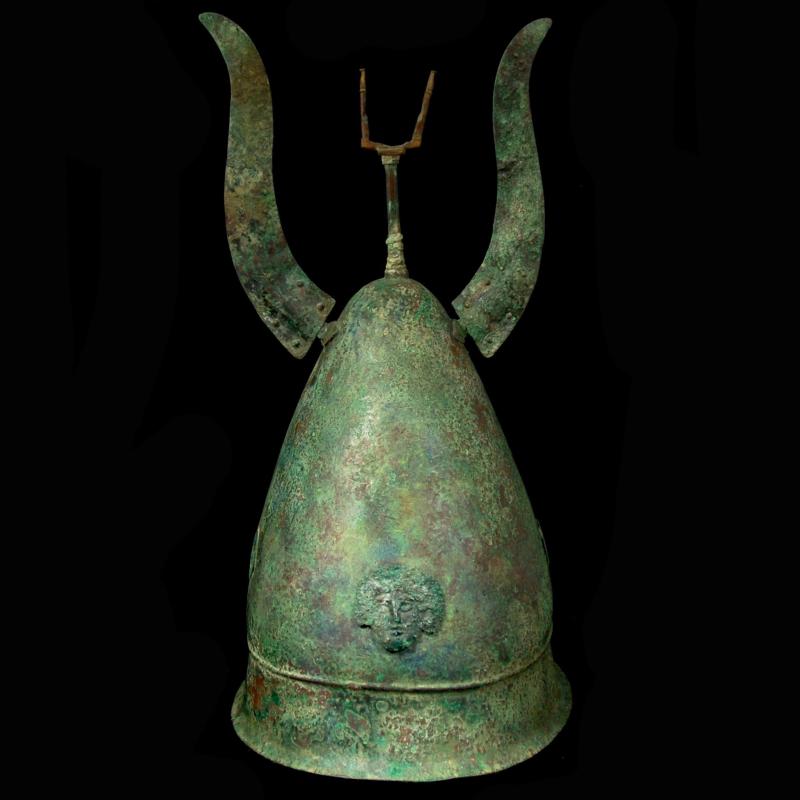 Piloshelm mit Hörnern und Gorgone Hellenistisch, 4. Jahrhundert v. Chr., H: 40 cm Foto: Christoph Bacher Archäologie Ancient Art