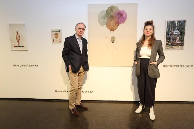 Gruppenfoto, Peter Peer (Leiter der Neuen Galerie Graz) mit der Künstlerin Sophia Süßmilch, Foto: Universalmuseum Joanneum/J.J. Kucek