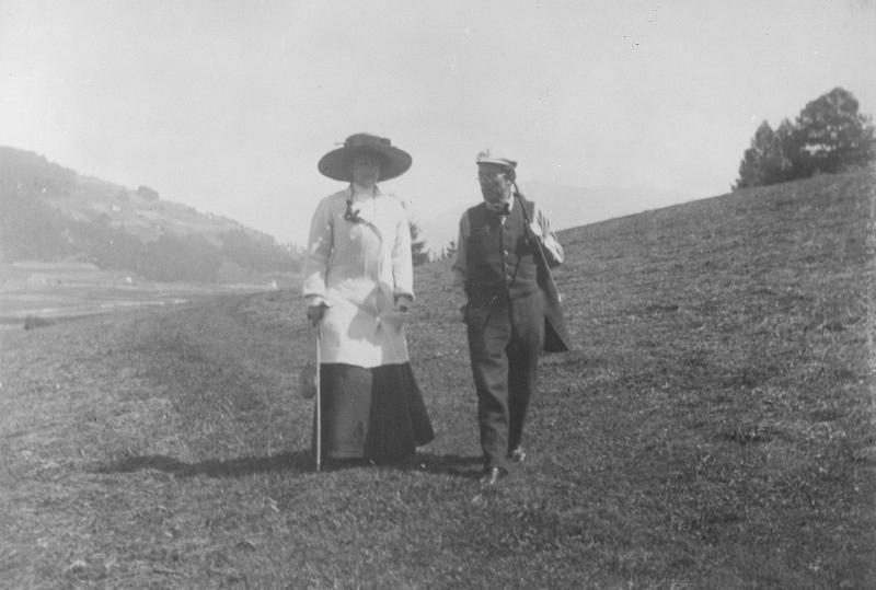 Gustav Mahler mit Alma Mahler bei einem Spaziergang, 1909 – © Österreichische Nationalbibliothek