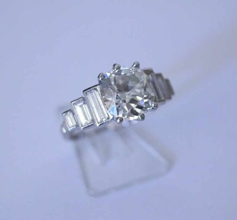 Ca. 3ct-Altschliffdiamantring mit seitlichen Baguettediamanten, Platin, 1920/30er Jahre Platin Mindestpreis:	3.000 EUR