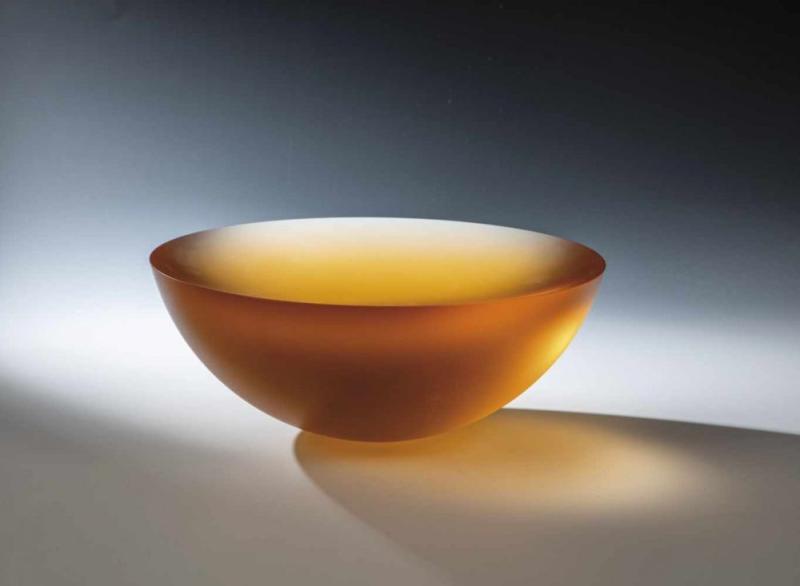 Bedeutendes Schalenobjekt "intense apricot" Frantisek Vizner Orangegelbes Glas, geschliffen, säuremattiert, mit Filz matt poliert. In Diamantriß signiert: VIZNER. D. 30 cm  Schätzpreis:	10.000 - 15.000 EUR Zuschlagspreis:	11.000 EUR