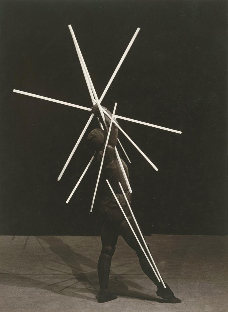 Charlotte Rudolph, Manda von Kreibig: Stäbe- tanz, Kostüm: Oskar Schlemmer, Bauhaus- bühne Dessau, 1928/1929 Fotografie, 23,4 x 17,1 cm, Staatliche Museen zu Berlin, Kunstbibliothek, Foto: bpk / Kunst- bibliothek, SMB / Charlotte Rudolph © 2020 ProLitteris, Zurich