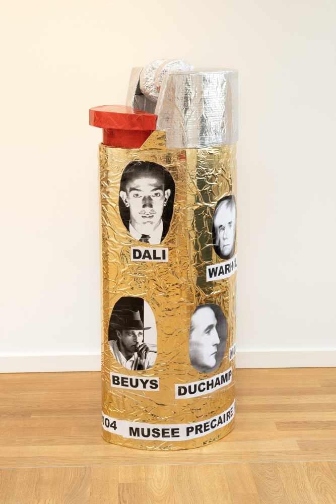 Thomas Hirschhorn Musée Précaire Albinet (Lighter) Karton, Kunststoff, Drucke, Gold - und Aluminiumfolie, Klebeband. (2004). Schätzpreis:	3.000 - 4.000 EUR