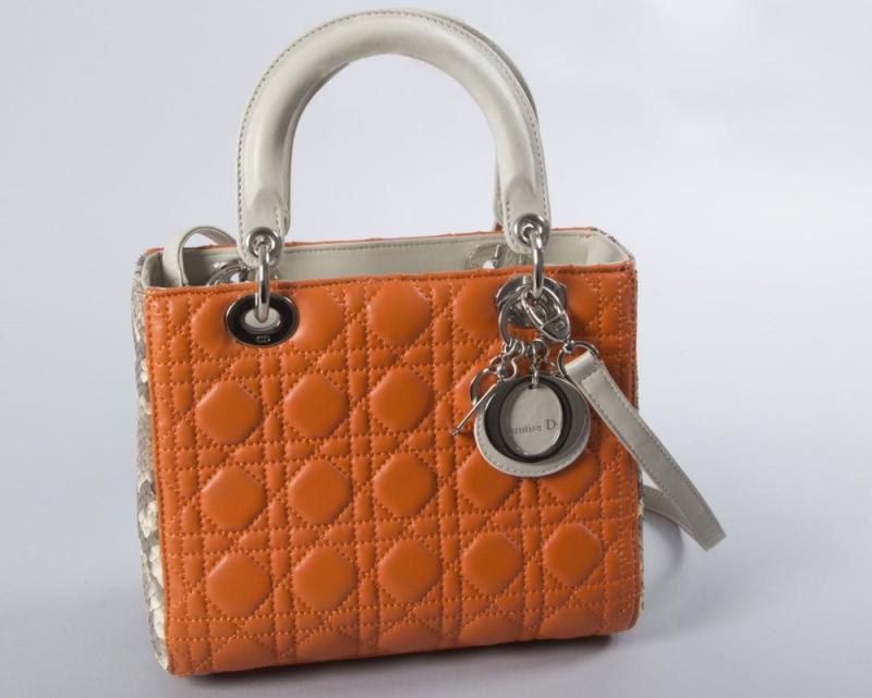 Christian Dior "Lady Dior" Handtasche Orangefarbenes Nappaleder mit der typischen Cannage-Steppung  Aufrufpreis:	450 EUR