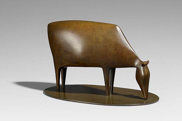 Ewald Mataré (1887 – 1965) Grasende Kuh II | Nach 1930 Bronze, braun patiniert | 15,5 x 27 x 17cm Schätzpreis: 70.000 – 90.000 Euro