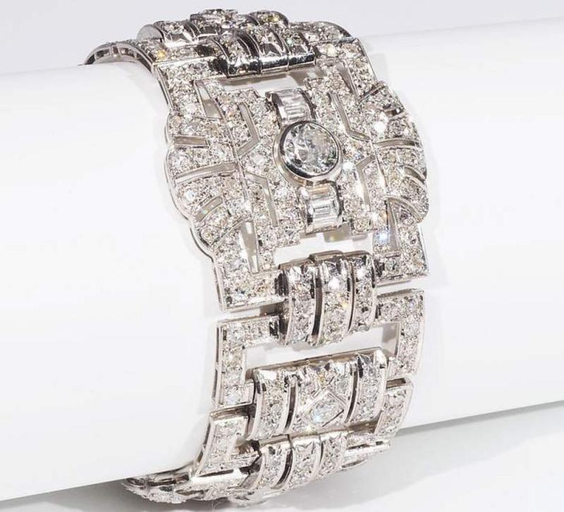 Armband mit Diamanten, Art Déco um 1930. Platin, geprüft. Besetzt mit: 1 Altschliffdiamant ca. 0,98 ct., 1 Altschliffdiamant ca. 0,73 ct., 1 Altschliffdiamant ca. 0,62 ct. Und 18 Diamanten im Baquettschliff, zusammen ca. 1,4 ct. und 393 Diamanten, meist Altschliff, unterschiedliche Qualtitäten, ca. 1,4 ct., Gesamtgewicht des Armbandes ca. 73 Gramm, Länge 18 cm, Breite 3,5 cm. Wiederbeschaffungswert : Euro 26.500.  Mindestpreis:	9.000 EUR