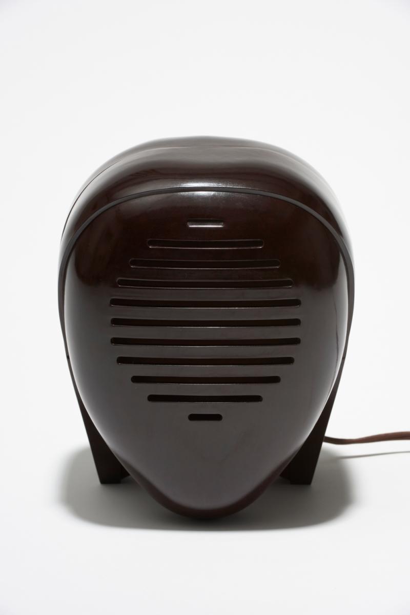 Babyfon „Zenith Radio Nurse“, 1938 Entwurf: Isamu Noguchi Ausführung: Zenith Radio, USA Bakelit; 31 × 18,5 × 17,5 cm Sammlung Kargl 34.01.02.08.239 © The Isamu Noguchi Foundation and Garden Museum, New York / Artists Rights Society [ARS].  Foto: © MAK/Georg Mayer