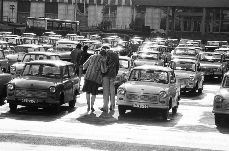 Harald Hauswald, Vor dem Außenministerium der DDR (heute Schloßplatz), Mitte, Berlin, 1984