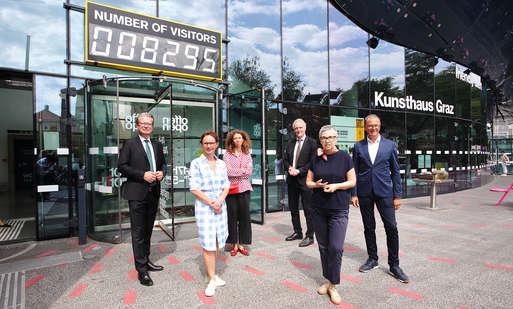 Gruppenfoto bei der Eröffnung, v. l. n. r.: Kulturlandesrat Christopher Drexler, kaufmännische UMJ-Direktorin Alexia Getzinger, Kuratorin Katrin Bucher Trantow, Kulturstadtrat Günter Riegler, Kunsthaus-Leiterin Barbara Steiner, wissenschaftlicher UMJ-Direktor Wolfgang Muchitsch, Foto: Kunsthaus Graz/J.J. Kucek